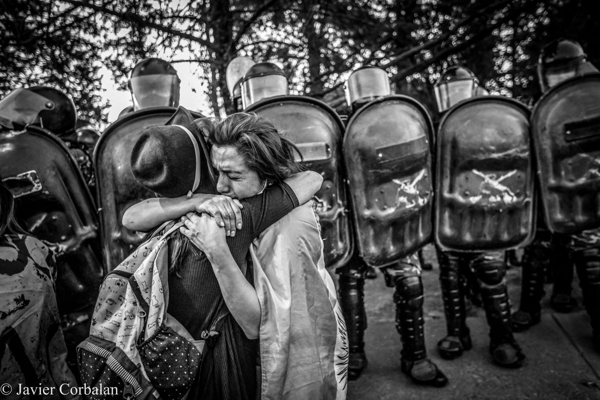 Javiercorbalan's tweet photo. Graves disturbios en el Centro Cívico de Grand Bourg durante la manifestación docente, donde la policía volvió a reprimir y lanzó disparos al aire.
#salta #saltacapitalargentina #docentessalta #Argentina https://t.co/kNAsOtCWdX