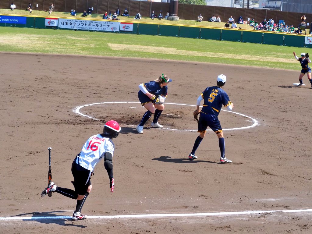 虹色ソフトボール ソフトボール情報 على تويتر 吉田選手のバント球をダラス投手がセカンドへ送球 するかな 第2節安城大会で ソフトボール 吉田彩夏 Denso Dallasescobedo 豊田自動織機 Twitterをソフトボール色に