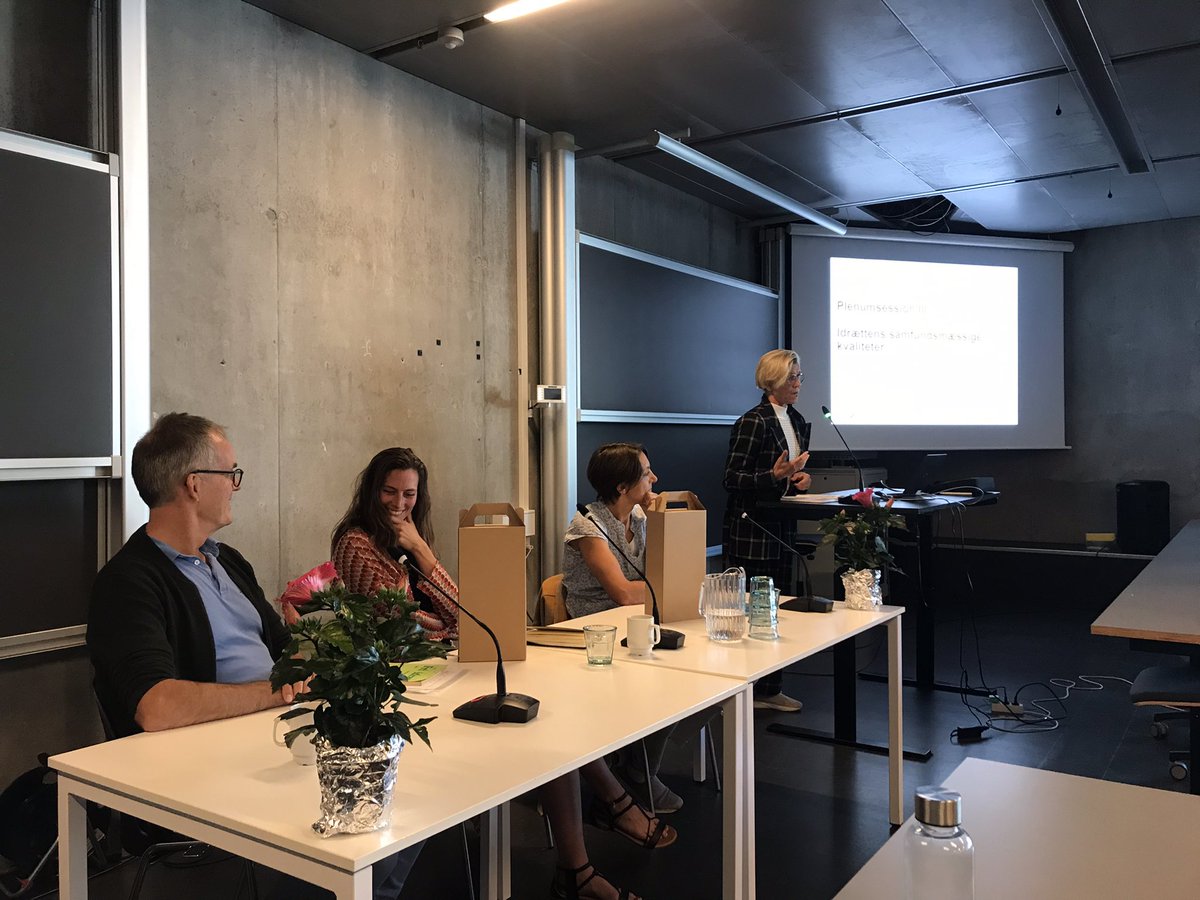 signehoj's tweet photo. Konferencen Idræt, Kultur og Samfund blev i dag afsluttet med en spændende paneldebat om idrættens samfundsmæssige kvaliteter. Jubilæumsugen forsætter med en masse andre spændende konferencer ⛹🏾🤸🏼♀️🚴♀️💡 #SDUIOB #IOB50 https://t.co/9NIuWRTiva