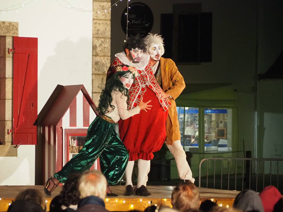 AllumeursDeRev's tweet photo. La tournée continue jusqu'au bout de l'été ! #Vendee #loireatlantique #Bretagne accueillent nos tréteaux jusqu'au 27 août avant une rentrée exceptionnelle à Paris !
#theatre #artvivant https://t.co/NrzogSUbJl