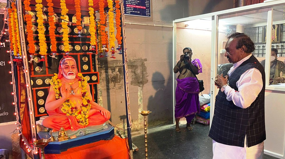ikseshwarappa's tweet photo. ಶ್ರೀ ರಾಘವೇಂದ್ರ ಸ್ವಾಮೀಜಿಗಳ 350ನೇ ಆರಾಧನಾ ಮಹೋತ್ಸವವಿಂದು,  ಸಕಲರಿಗೂ  ಶ್ರೀಗಳು ಸನ್ಮಂಗಳವನ್ನುಂಟುಮಾಡಲಿ ಎಂದು  ಶುಭ ಹಾರೈಸುತ್ತೇನೆ.
#PMOIndia #BJP4India #BJP4Karnatak #CMofKarnataka 
#srsmutt https://t.co/4Ine6nlSLl