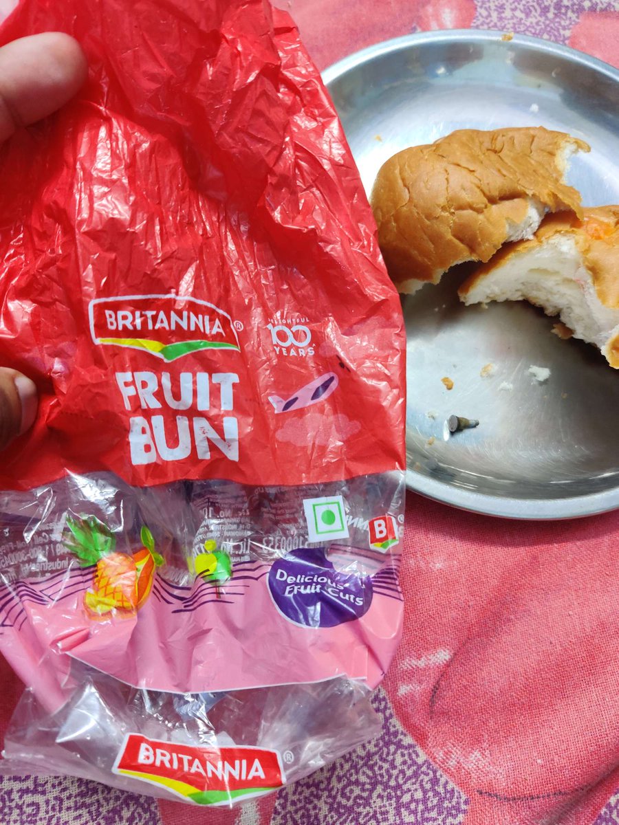 AustinJ10492585's tweet photo. I FOUND A STEEL NUT, YES AN ACTUALLY METALLIC NUT EMBEDDED INSIDE THE BRITANNIA FRUIT BUN!!
*GUYS I COULD HAVE DIED* , YOU HAVE ANY IDEA HOW BIG THIS ISSUE IS?@BritanniaIndLtd @Nestle @NestleIndia @NDTVFood @fssaiindia @HindustanTimes @DAINIKJAGRANdel https://t.co/Ig9Suacrcw