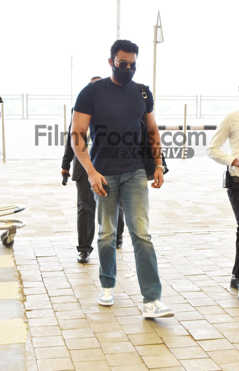 FilmyFocus's tweet photo. #MegaPrince #Varuntej Looking Cool and Stylish as He Spotted at The Airport..!!
#Ghani #ActorVarunteja #HeroVaruntej @IAmVarunTej #MegaPrinceVaruntej #VT10 #CelebSpotted #FilmyFocus https://t.co/U0Em7XPtms