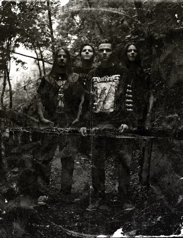 Tmetalicoweb's tweet photo. Casi tres años después de su aplastante debut Carved in Flesh, los Oldschool #DeathMetal maníacos 🇮🇹#Organic, están listos para lanzar nuevo Lp de estudio "WhereGravesAbound" a través de #TestimonyRecords el 22 Oct de 2021.
Demoledor el nuevo adelanto: https://t.co/JAhkZUvXOc https://t.co/VENje5hWQw
