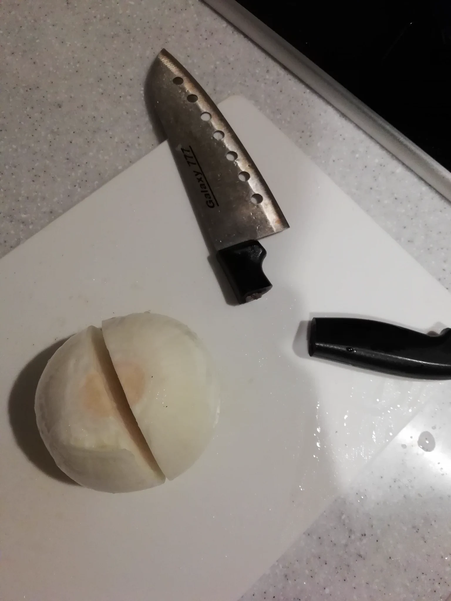 @kyo_kyasu 我が家は「新玉ねぎ」でした…😱
vs野菜、同じくこちらも穴あき包丁ってとこも、なんだかデジャヴですね…🔪💦
FF外より失礼しました(ΦωΦ)💦 