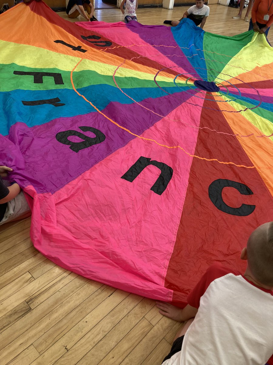 StFrancisStrood's tweet photo. And before we stop for the day, one last crazy round of the parachute! #HAFPlayscheme @medway_council https://t.co/vWI2DKLikl