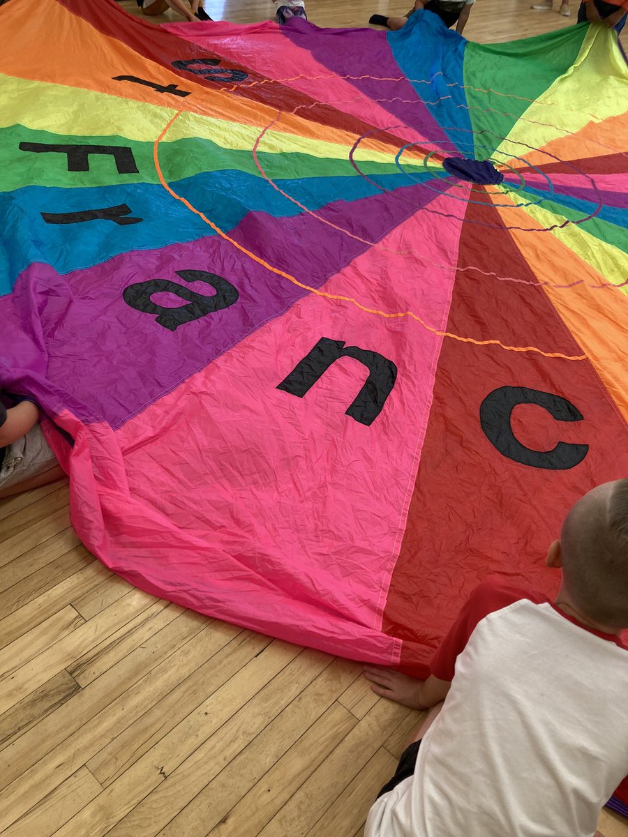 StFrancisStrood's tweet photo. And before we stop for the day, one last crazy round of the parachute! #HAFPlayscheme @medway_council https://t.co/vWI2DKLikl