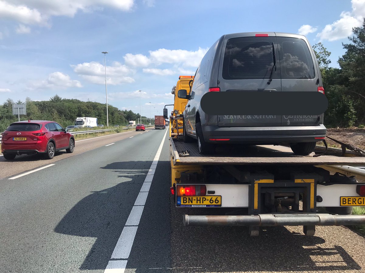 wis_robertvdA's tweet photo. #a58 li 15’4 bestelbusje klapband verkeerszijde #beger opgestart voor vervoer veilige locatie @RWSverkeersinfo https://t.co/igxEjkNiVp