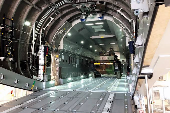 Imgurの人 とほほ電池 00年の段階でc 130の能力不足 搭載量 貨物室サイズ 航続距離 は既に言われてたし かといってじゃあc 130より大きい輸送機はってなると当時買えたのはc 17だからなぁ 00mは激しく炎上してたし
