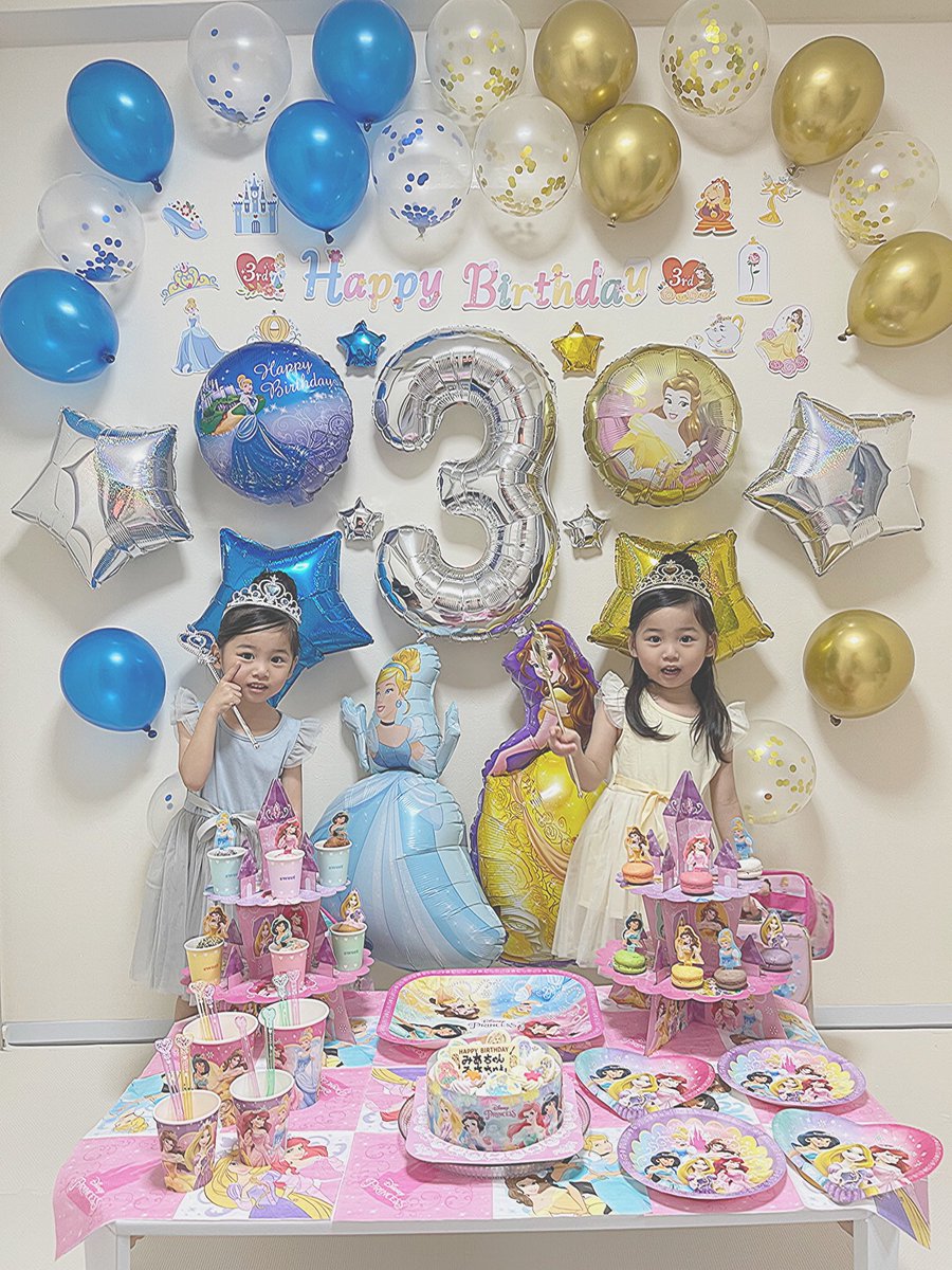 airin0907's tweet photo. 3歳になった双子と
4歳になった長女💖💖

約1ヶ月違いで誕生日で
親は大忙しでした笑

三姉妹喜んでくれてよかったぁ👏
これから1年も一緒成長していこうっ☺️ https://t.co/evDfphYBoO