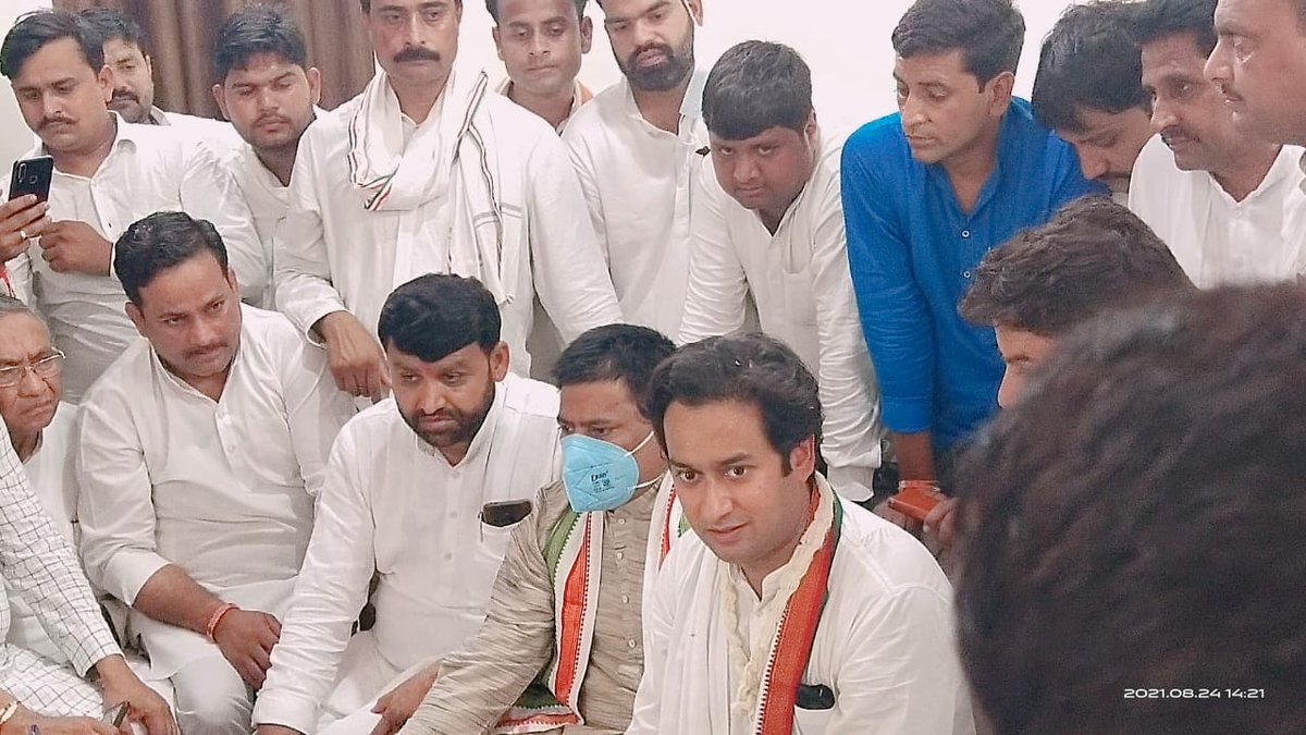 मप्र पटवारी संघ की माँग वाज़िब है, इनका पक्ष राज्य सरकार के समक्ष रखेंगे यदि सरकार नहीं सुनती है तो आगामी विधानसभा चुनाव में शिक्षक भर्ती एवं पटवारी की माँगो को घोषणापत्र में शामिल करेंगे। 

-मुरैना में पटवारी संघ द्वारा की गई हड़ताल के दौरान...