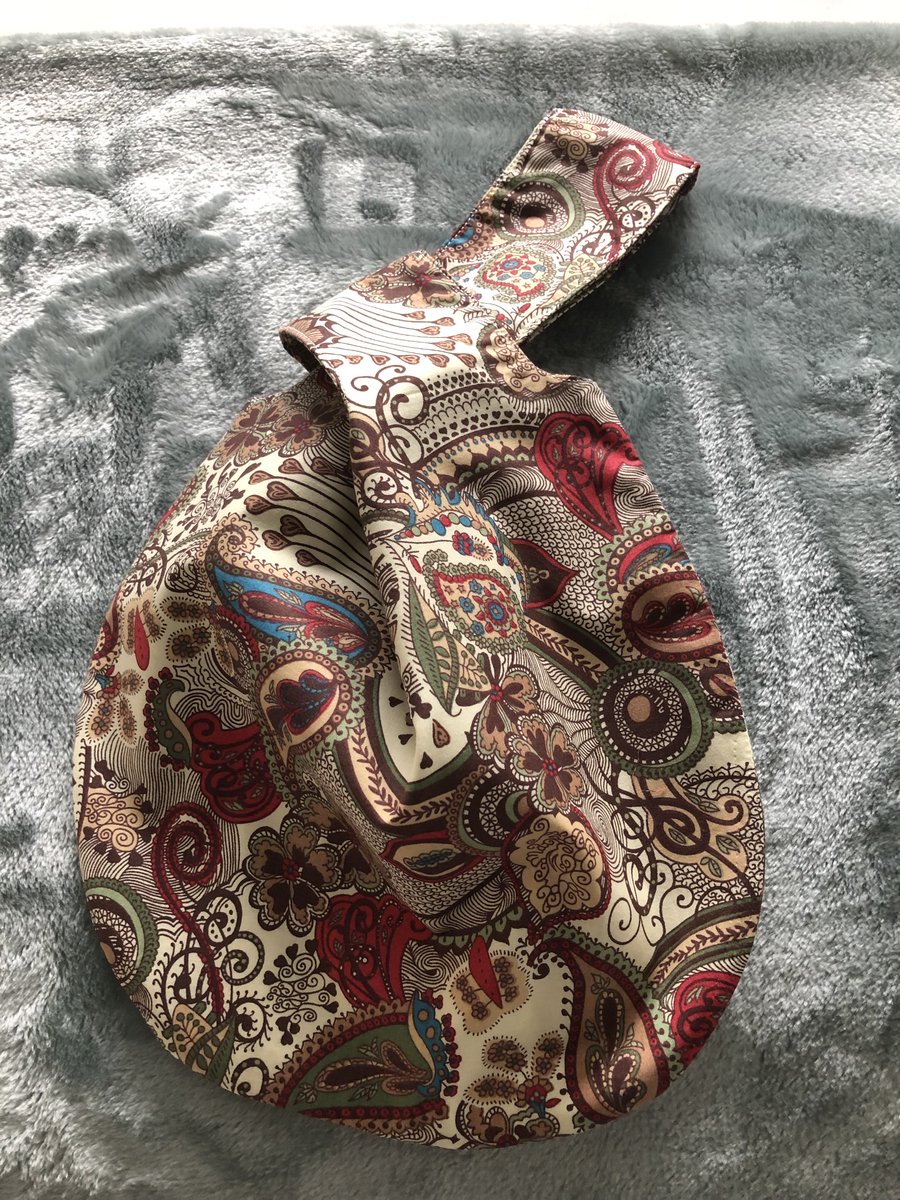 Japanese Knot Bags are a very stylish way to carry your personal belongings. These bags are fully reversible and are #handmade #MHHSBD  etsy.me/35THl2h #bags #Japanese #gifts #womaninbizhour