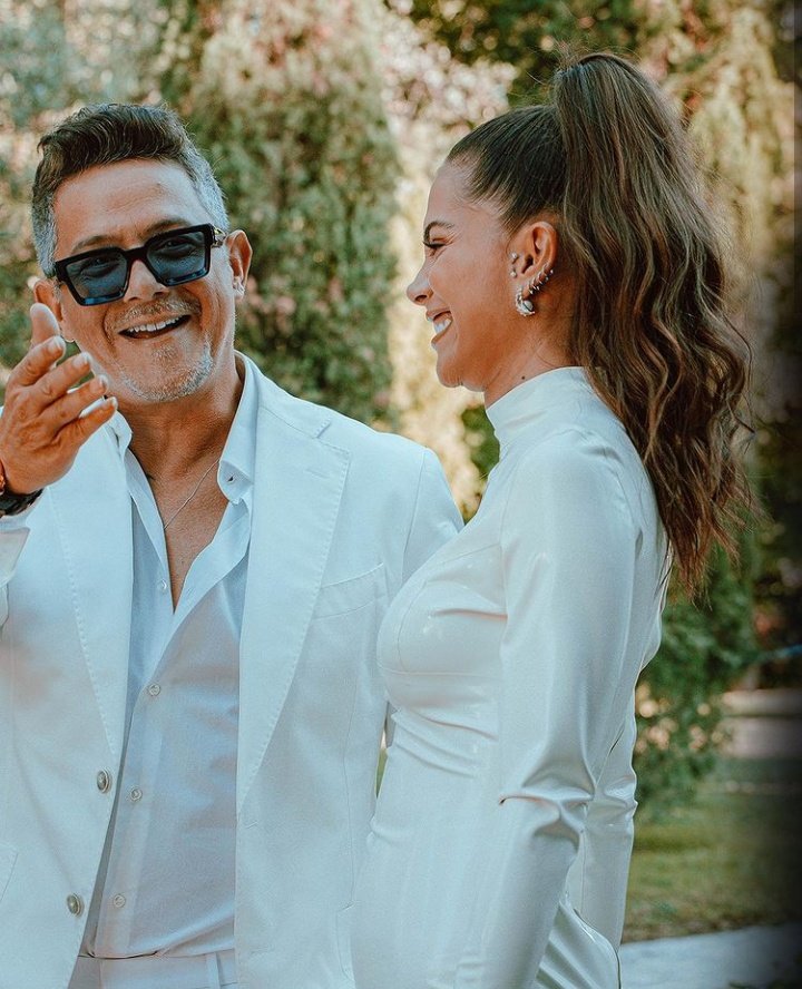 “Lejos Comingo” de <a href="/Greeicy_rendon/">Greeicy Rendon</a> y <a href="/AlejandroSanz/">Alejandro Sanz</a> debutó con 216,671 streams en Spotify en su primer día. 

— La canción no recibió mucha promoción en la plataforma