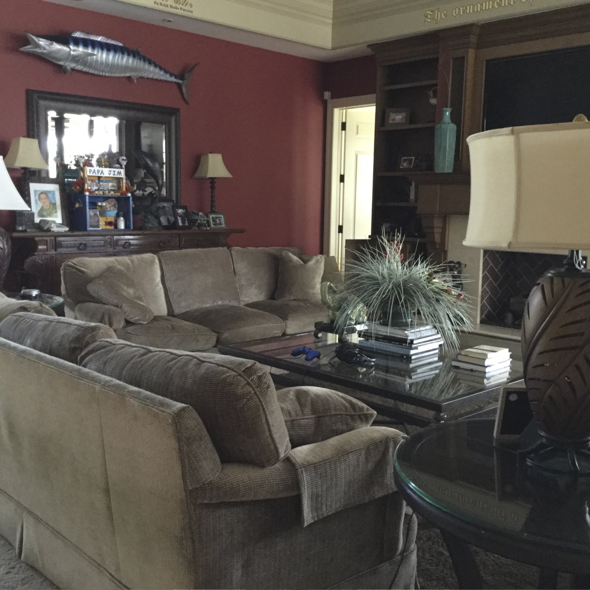 collins_dupont's tweet image. Natural, organic elements and warm colors were used to give an earthy, approachable feel to our Aurora-Award-winning home. Designer, Lana Knapp, added large windows, tall ceilings and abundant natural light to the original “Tuscan” design. Read more at ecs.page.link/LFWVo