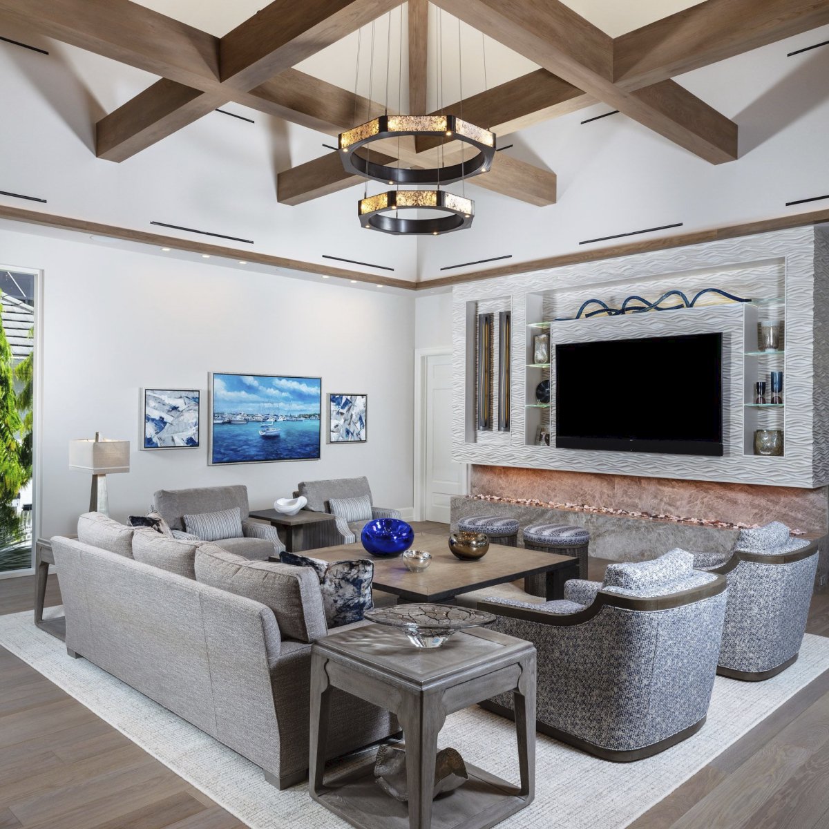 collins_dupont's tweet image. Natural, organic elements and warm colors were used to give an earthy, approachable feel to our Aurora-Award-winning home. Designer, Lana Knapp, added large windows, tall ceilings and abundant natural light to the original “Tuscan” design. Read more at ecs.page.link/LFWVo