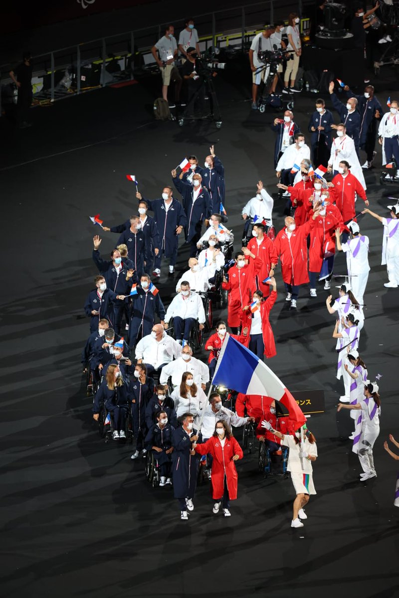 Elle est là 💥
Notre belle Equipe de France portée par nos porte-drapeaux Sandrine Martinet et Stéphane Houdet 🇫🇷

#Paralympics #AllezLesBleus