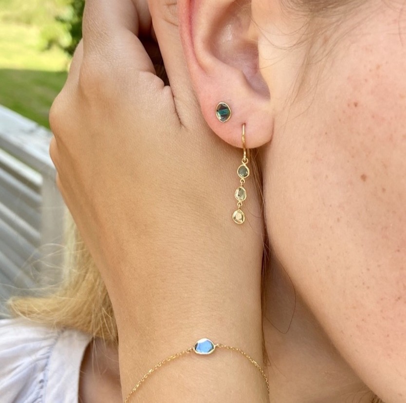 Delicate, elegant and light to wear 18k Gold chain bracelet with a freeform rose cut a blue natural Diamond slice. One side of this amazingly sparkly blue Diamond slice has been rose cut!

Designer - Cantik Jewelry
ow.ly/IkFT50FWPJb