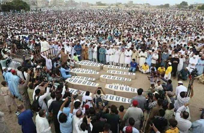 SohailKhanPPP's tweet image. 14 innocent pakhtoon, mostly women &amp;amp; children were brutally killed in Karachi but Pakistani media ignored to report this tragedy coz they were busy promoting a tiktoker.
Don't pakhtoon lives matter?
Are they less Pakistani?
Didn't you see this @iqrarulhassan

#کراچی_کے_14_شہید