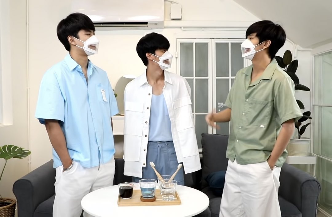tawanchapter's tweet photo. TAY TAWAN LOOKS SO TINY😭

#กระหายเล่าep10 @Tawan_V https://t.co/PdlV3yBAvQ