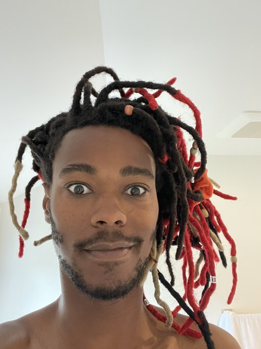 Good morning everyone! Crazy hair day another day another adventure! https://t.co/WirfPXYNEm