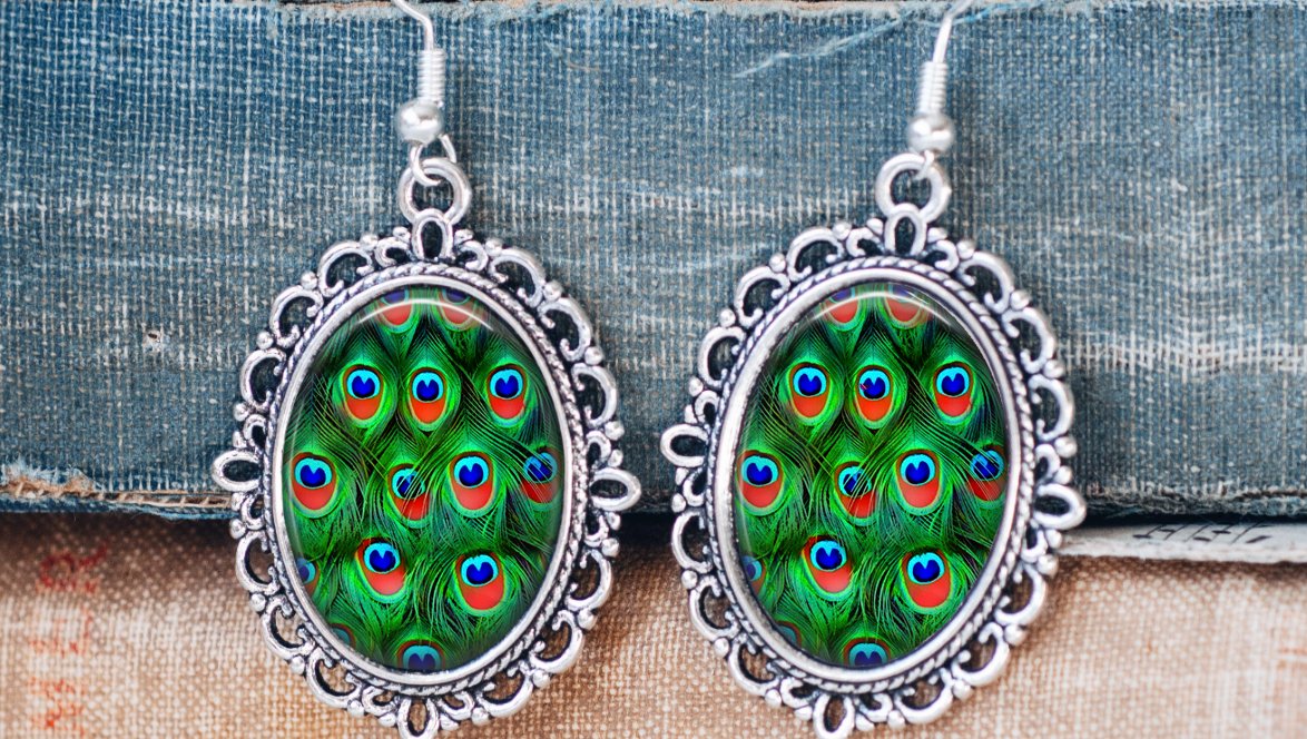 Peacock Earrings
Lovely 1.5 inch glass cabochon drop earrings for pierced ears.
they feature a beautiful peacock feather.
flightypiece.etsy.com
#peacockearrings
#peacockjewellery
#animaljewellery
#featherearrings
#birdearrings
#peacockgift