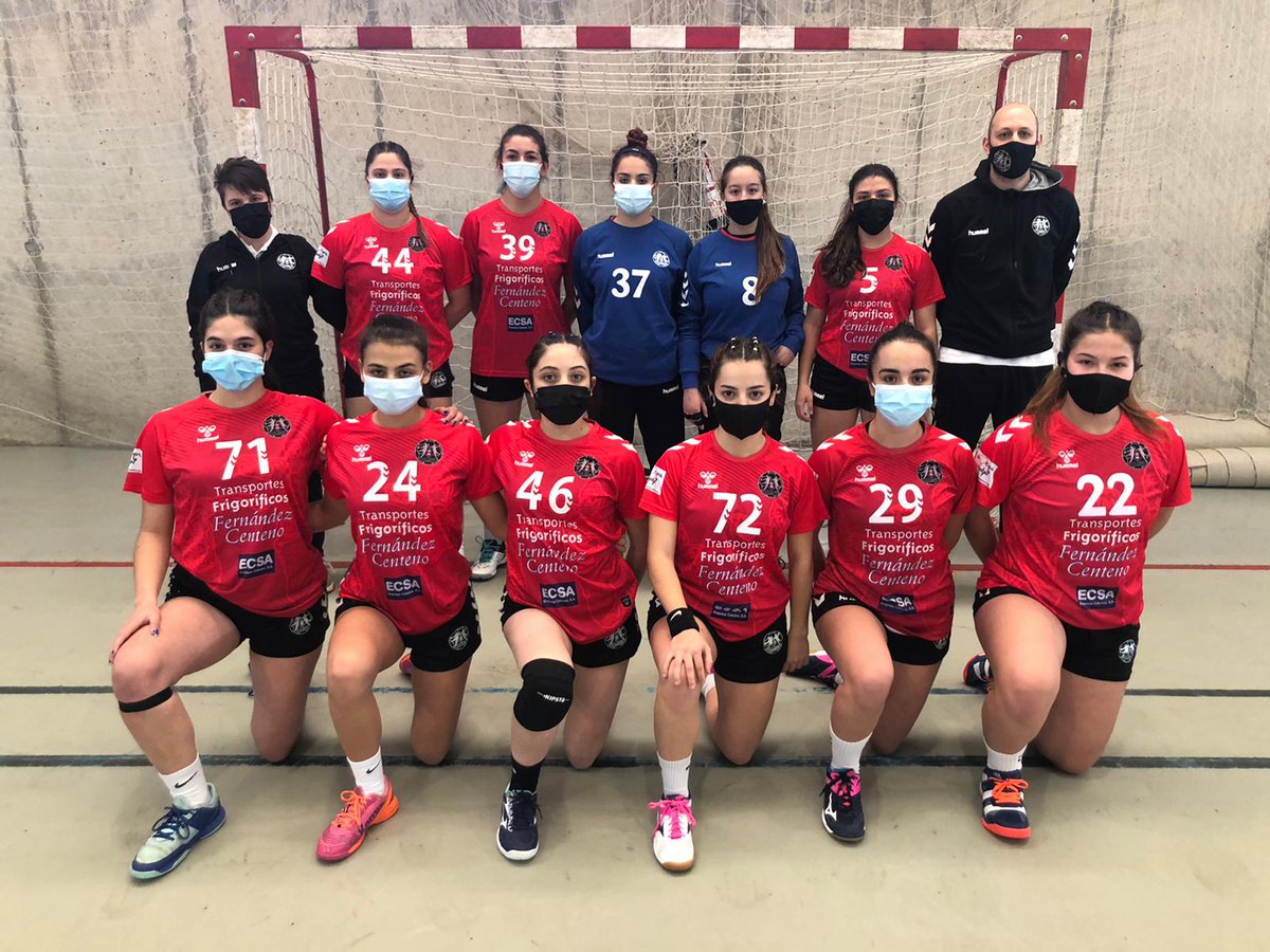 Sentir los colores a cada momento,
eso es suficiente.
Es todo lo que necesitamos y de lo que estamos hechas.
#Queda #Estrictamente #Prohibido #Rendirse