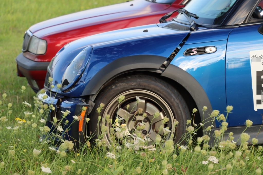Blikschade na ongeval met twee voertuigen