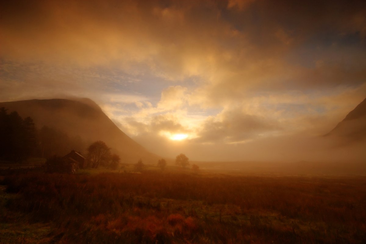 images_ian's tweet photo. A Misty sunrise at the eastern end of Glencoe, looking towards Rannoch Moor https://t.co/E0HcvLOHdu