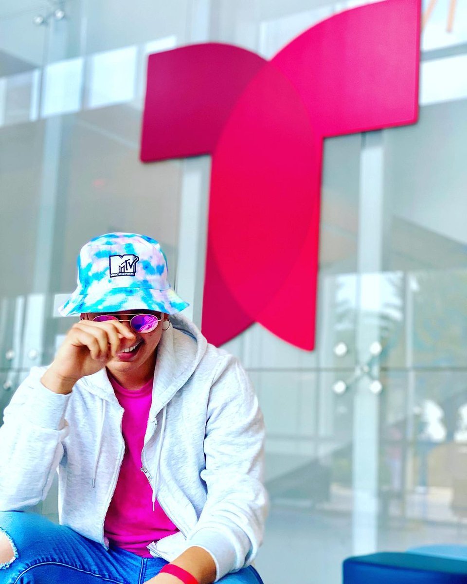 holavzla's tweet photo. Víctor Drija regresa a la televisión. El actor y cantante anunció en sus redes sociales que participará en el programa Así se baila de Telemundo. https://t.co/X8k10hyZg8