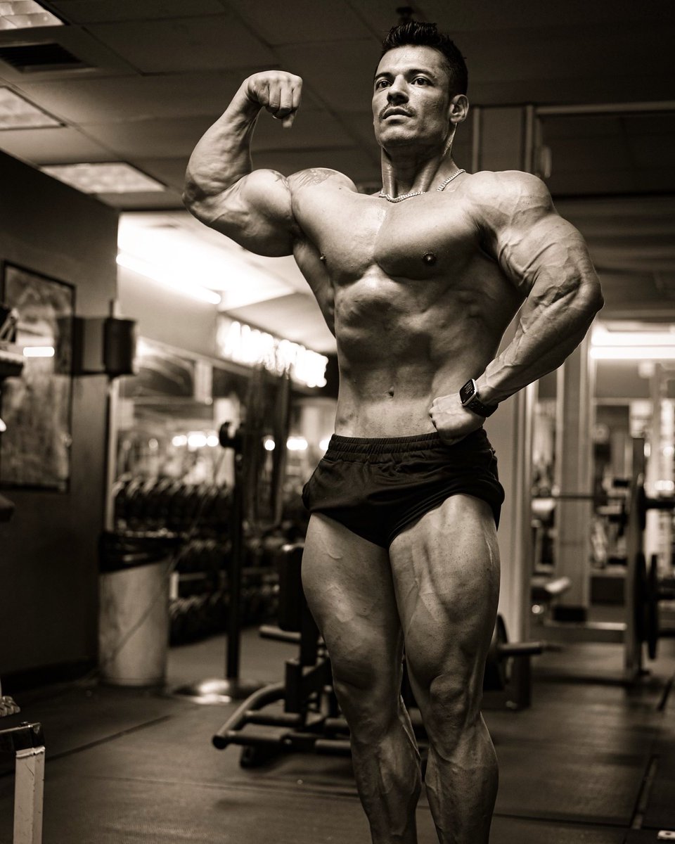 Giophysique1's tweet photo. Old school? 💪🏼 RT 🙏🏼 Instagram @Giophysique1  #fit #FitnessMotivation #fitness #bodybuilder #muscle #fitnesslifestyle https://t.co/5VBSCP4liZ
