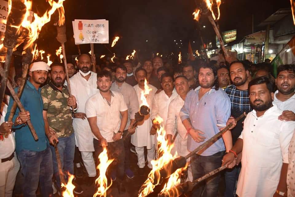 आज जबलपुर में युवा कांग्रेस द्वारा बढ़ती महंगाई व बेरोजगारी के विरोध में आयोजित विशाल मशाल जुलूस में शामिल हुआ।