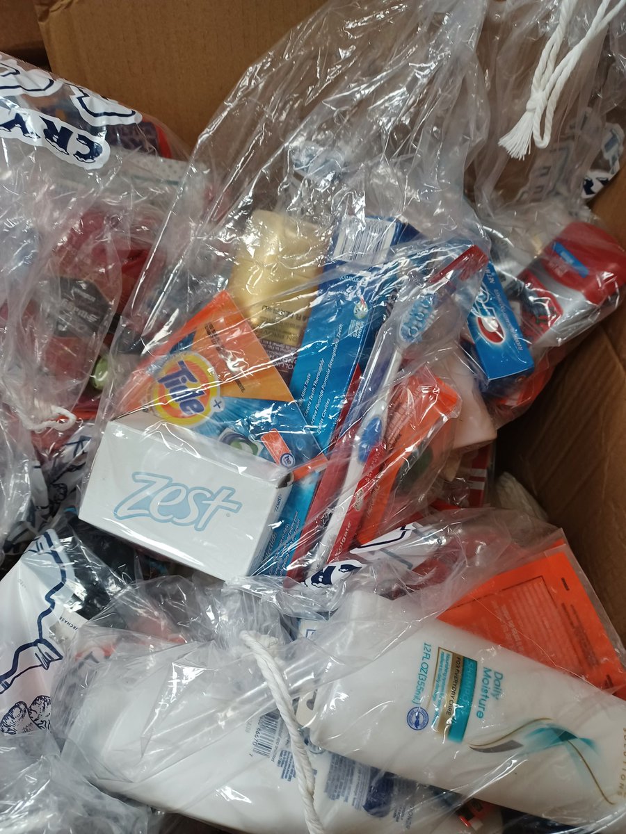 What's available at <a href="/MetroSchools/">Metro Schools</a> Community Support Hubs, you ask? This 👇🏽, plus help with laptops &amp; hotspots. Visit <a href="/PearlCohnHS/">Pearl-Cohn</a> <a href="/GlencliffColts/">Glencliff Colts</a> <a href="/PantherNation_1/">Maplewood HS</a> or <a href="/HillwoodHS/">Hillwood High School</a> on school days from 9-3. @CommAchieves