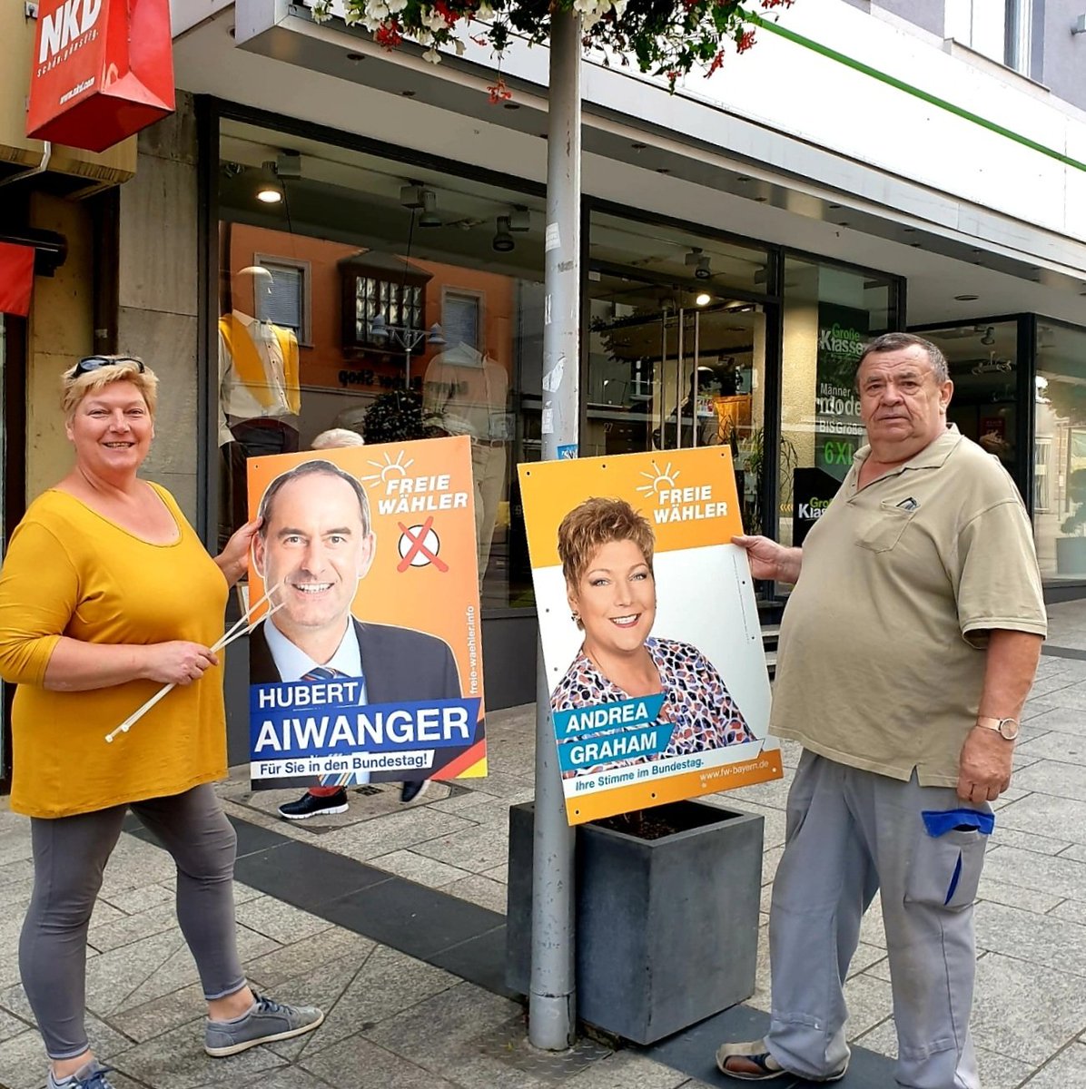 AndreaG51727462's tweet photo. Unsere Plakate hängen, vor lauter Stolz die ganze Fußgängerzone gepflastert.
Danke an die Helfer.
#freiewähler2021 #Bundestag #heimatliebe #politik #swity #Wahlkampf @HubertAiwanger https://t.co/6XophETpOL