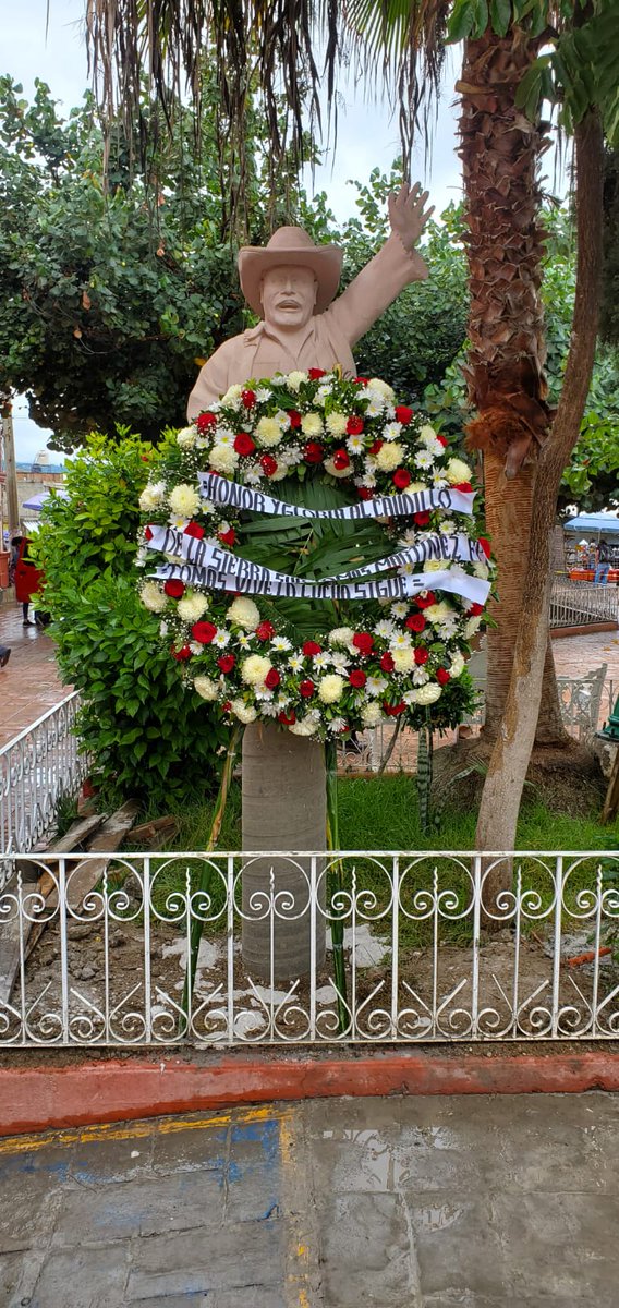 Nulap3's tweet photo. Colocación del busto del cámarada Tomás Martínez en el jardín municipal de Miahuatlan de Porfirio Díaz https://t.co/3BkjFZTi6L
