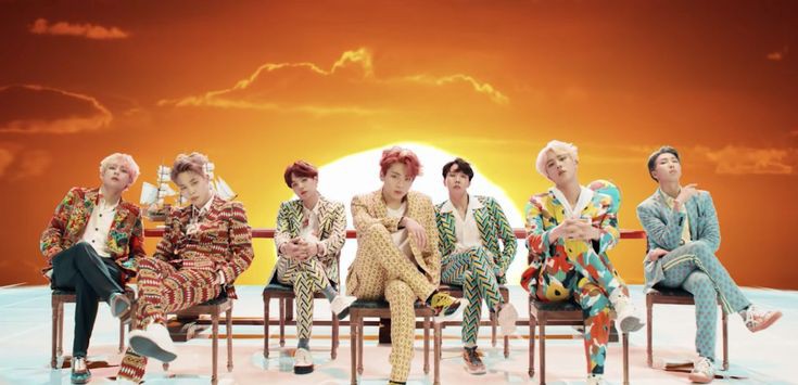 Euphoria_1704's tweet photo. Hoy se cumple 3 años desde el lanzamiento de 'Idol' canción que fue hecha como burla de todo lo que BTS ha sufrido como artistas.

El ritmo africano hace alusión a cada vez que los insultaban por hacer "apropiación cultural" [+++]

#3YearsWithIdol @BTS_twt https://t.co/36JywjokbE