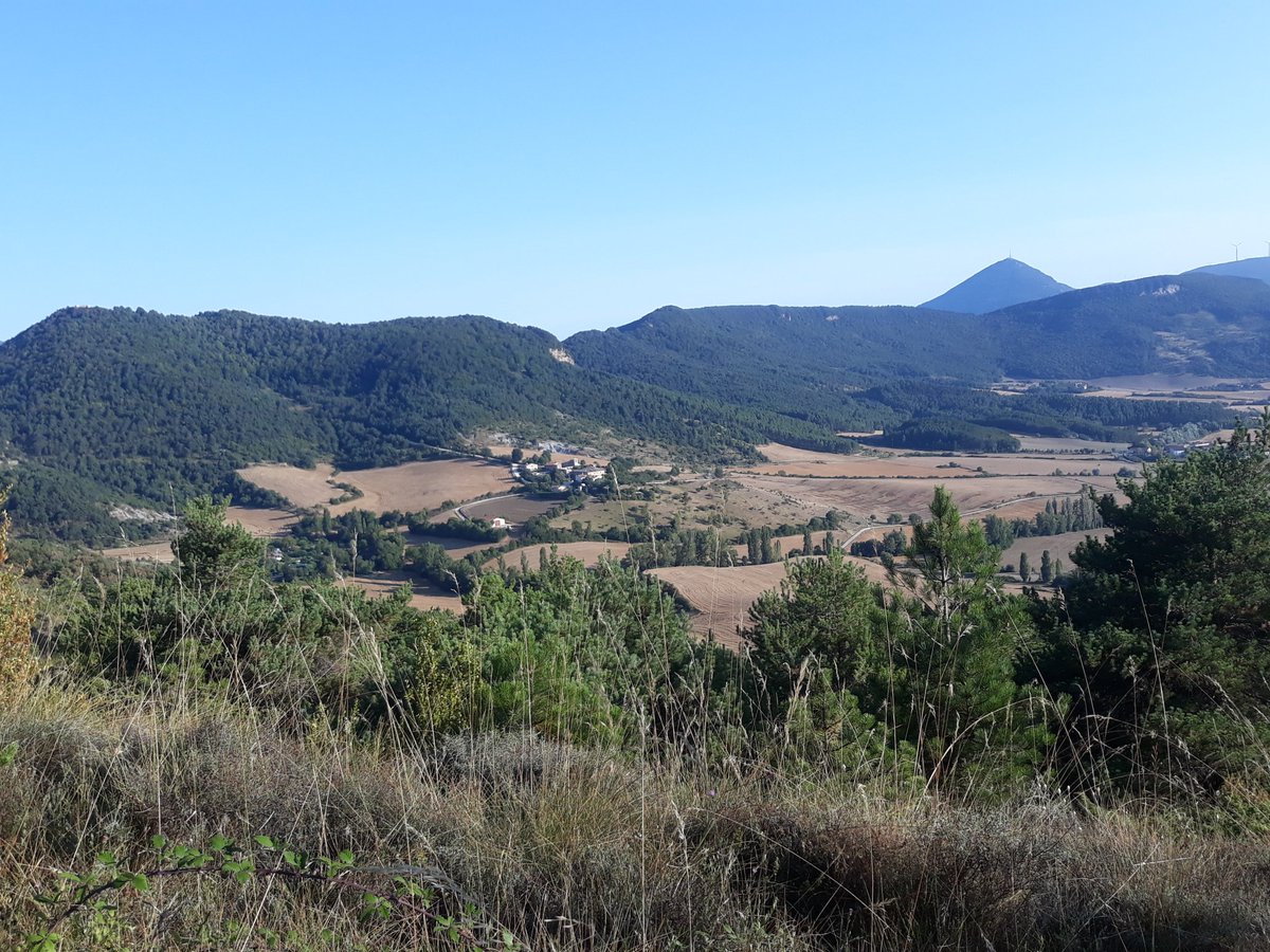 Noainmeteo's tweet photo. Tarde de excursión por el #ValleDeAranguren a unos 10 kms de #Pamplona, vistas hacia diferentes montes, entre ellos #Izaga e #HigaDeMonreal.
Está muy muy seco todo el monte, se necesita la #lluvia ya con urgencia.
Os dejo unas fotos que he hecho hace un rato. https://t.co/z1xRXuNnLD