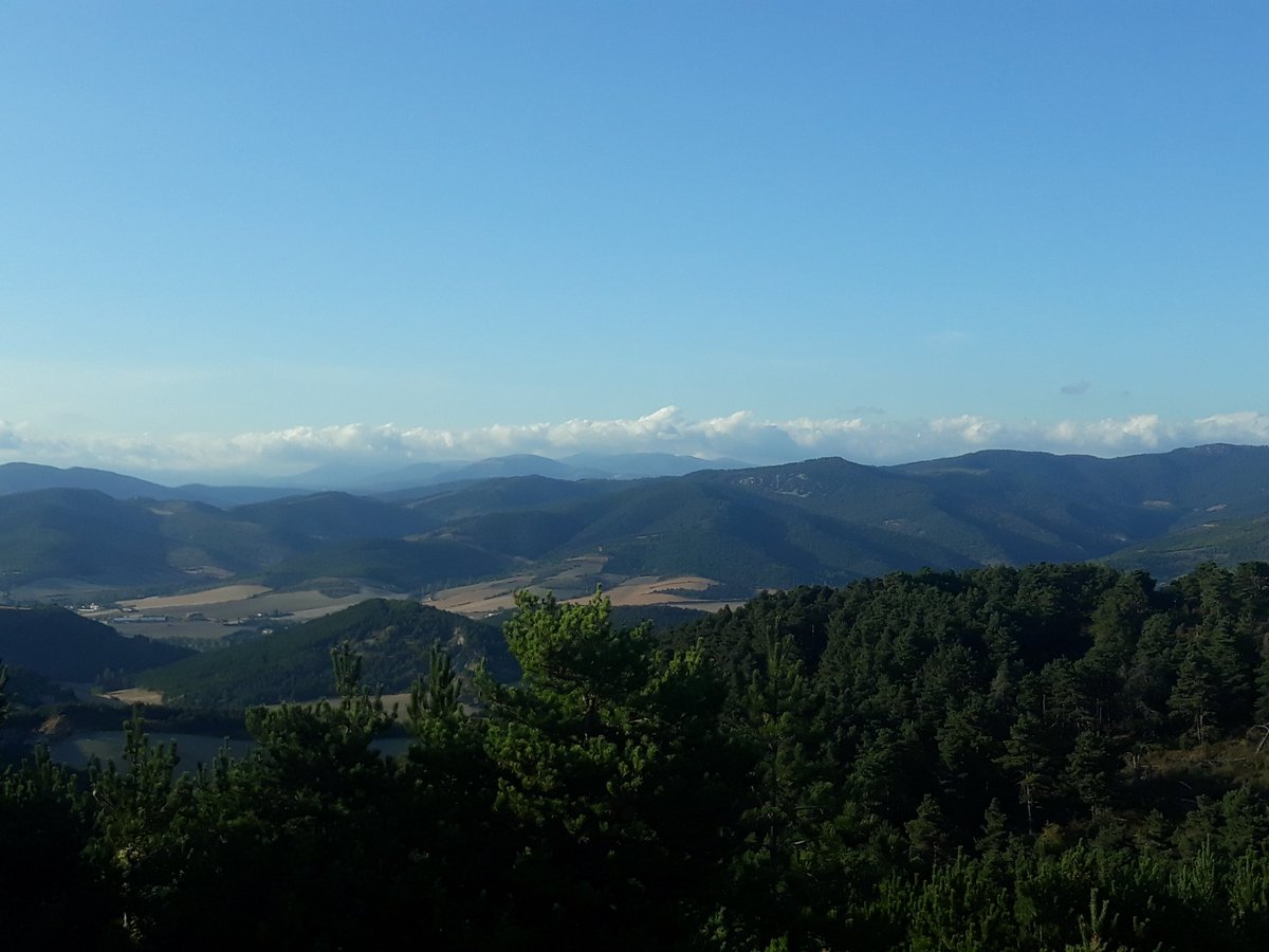 Noainmeteo's tweet photo. Tarde de excursión por el #ValleDeAranguren a unos 10 kms de #Pamplona, vistas hacia diferentes montes, entre ellos #Izaga e #HigaDeMonreal.
Está muy muy seco todo el monte, se necesita la #lluvia ya con urgencia.
Os dejo unas fotos que he hecho hace un rato. https://t.co/z1xRXuNnLD