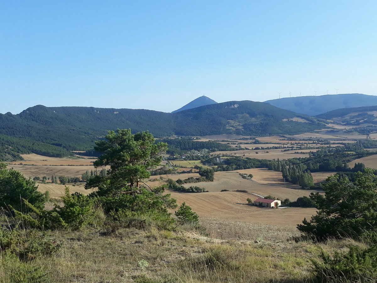 Noainmeteo's tweet photo. Tarde de excursión por el #ValleDeAranguren a unos 10 kms de #Pamplona, vistas hacia diferentes montes, entre ellos #Izaga e #HigaDeMonreal.
Está muy muy seco todo el monte, se necesita la #lluvia ya con urgencia.
Os dejo unas fotos que he hecho hace un rato. https://t.co/z1xRXuNnLD