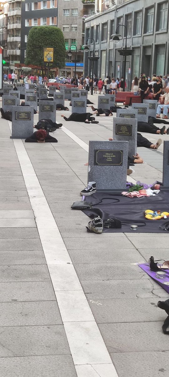 Porque el terrorismo machista ha asesinado en este año a muchas mujeres y menores. Lo han hecho hijos sanos del patriarcado, no nos olvidemos de esto nunca. 
Educación y Justicia para cambiar el sistema. #VivasNosQueremos