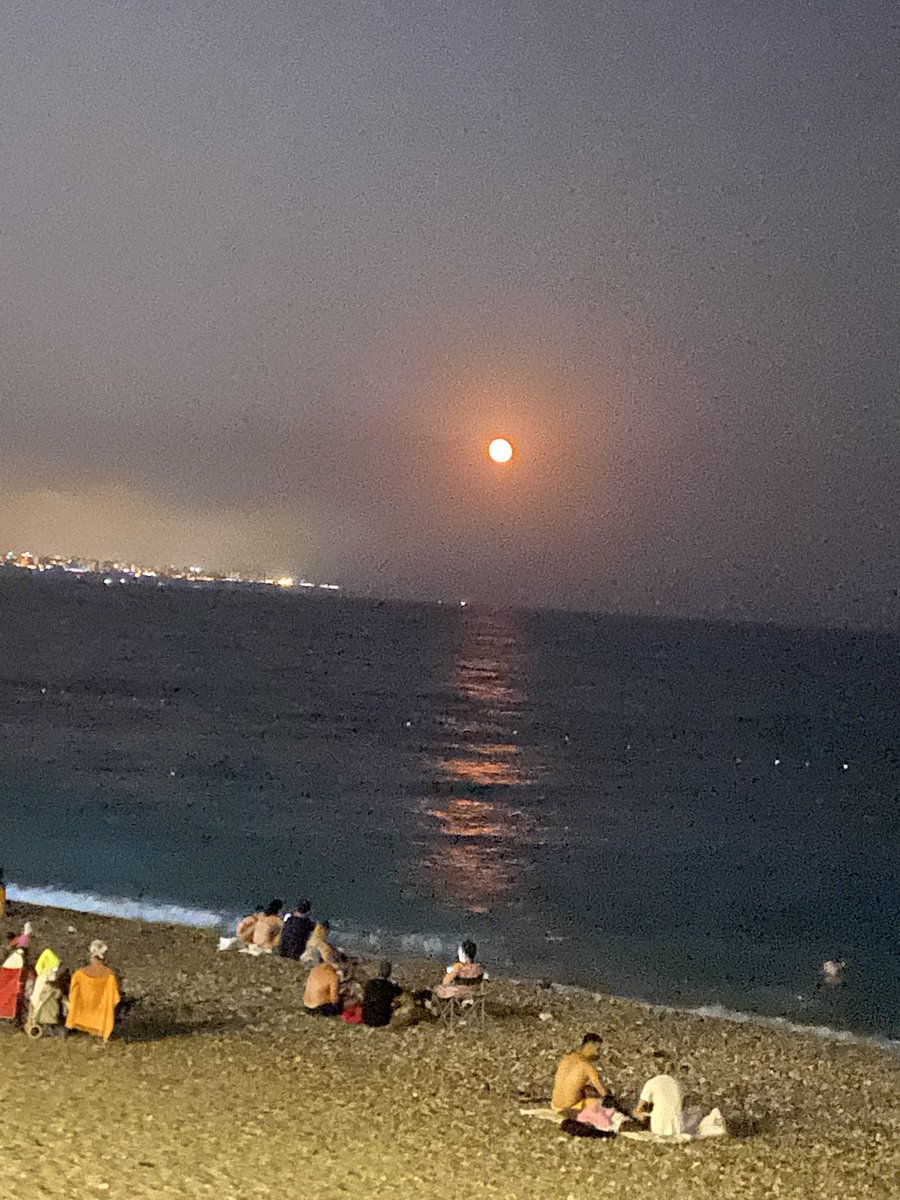 Kızıl AY (Antalya Konyaaltı sahili)