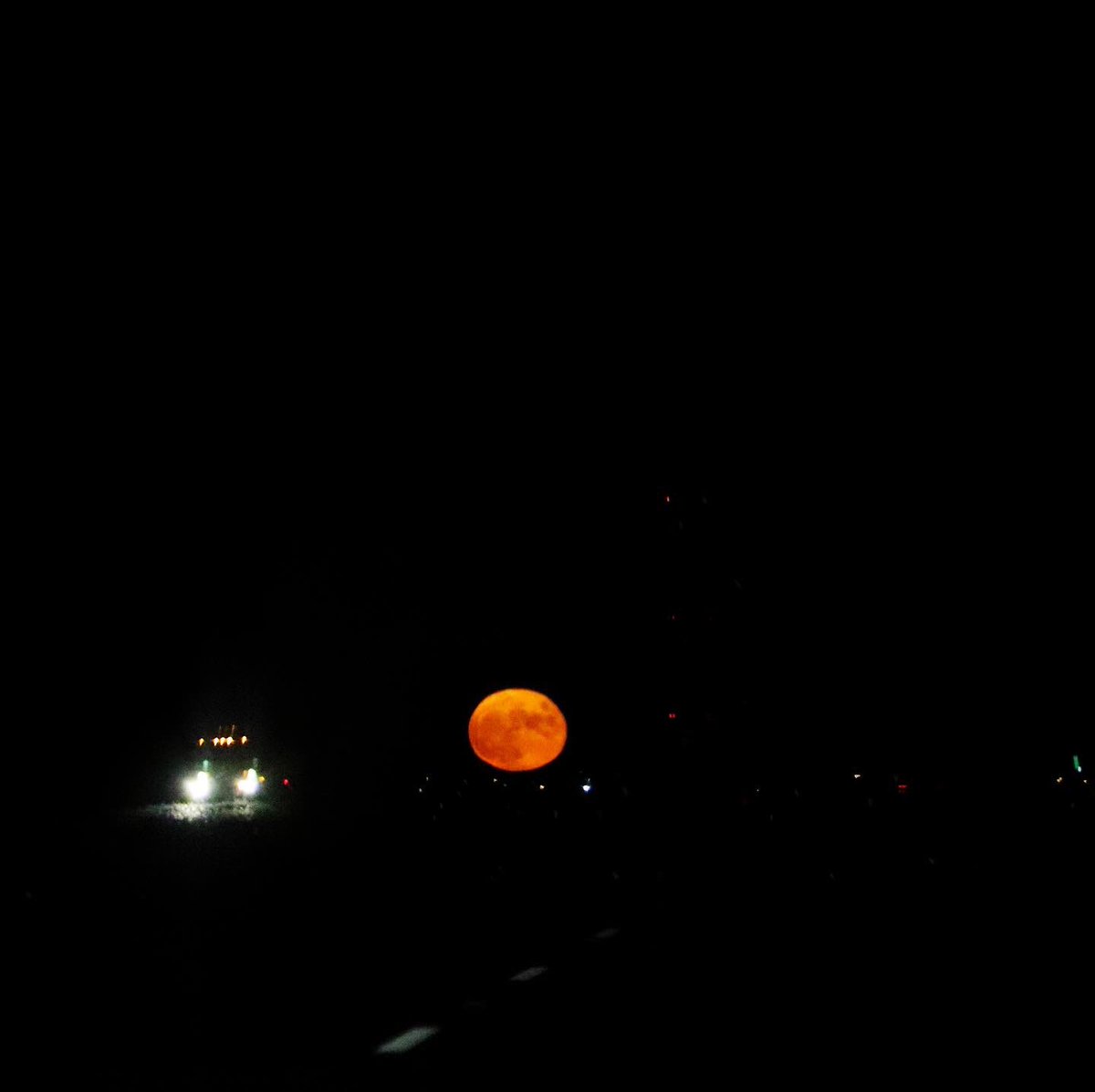 KronosPhoto's tweet image. SUPER MOON 🌕
•
•
•
•
Many paths lead from the foot of the mountain But at the peak We all gaze at the same single bright Moon. 🌙 
•
So blessed to have witnessed the beautiful super moon rise in the horizon,  I feel so lucky to have been able to capture it. :,) 
#supermoon