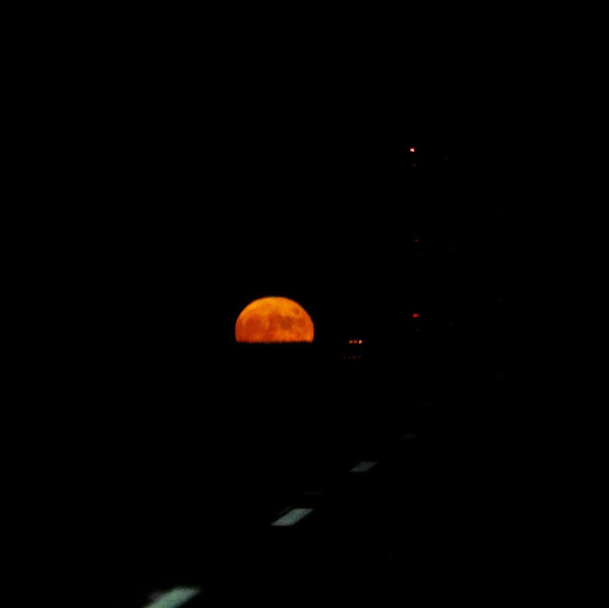 KronosPhoto's tweet image. SUPER MOON 🌕
•
•
•
•
Many paths lead from the foot of the mountain But at the peak We all gaze at the same single bright Moon. 🌙 
•
So blessed to have witnessed the beautiful super moon rise in the horizon,  I feel so lucky to have been able to capture it. :,) 
#supermoon