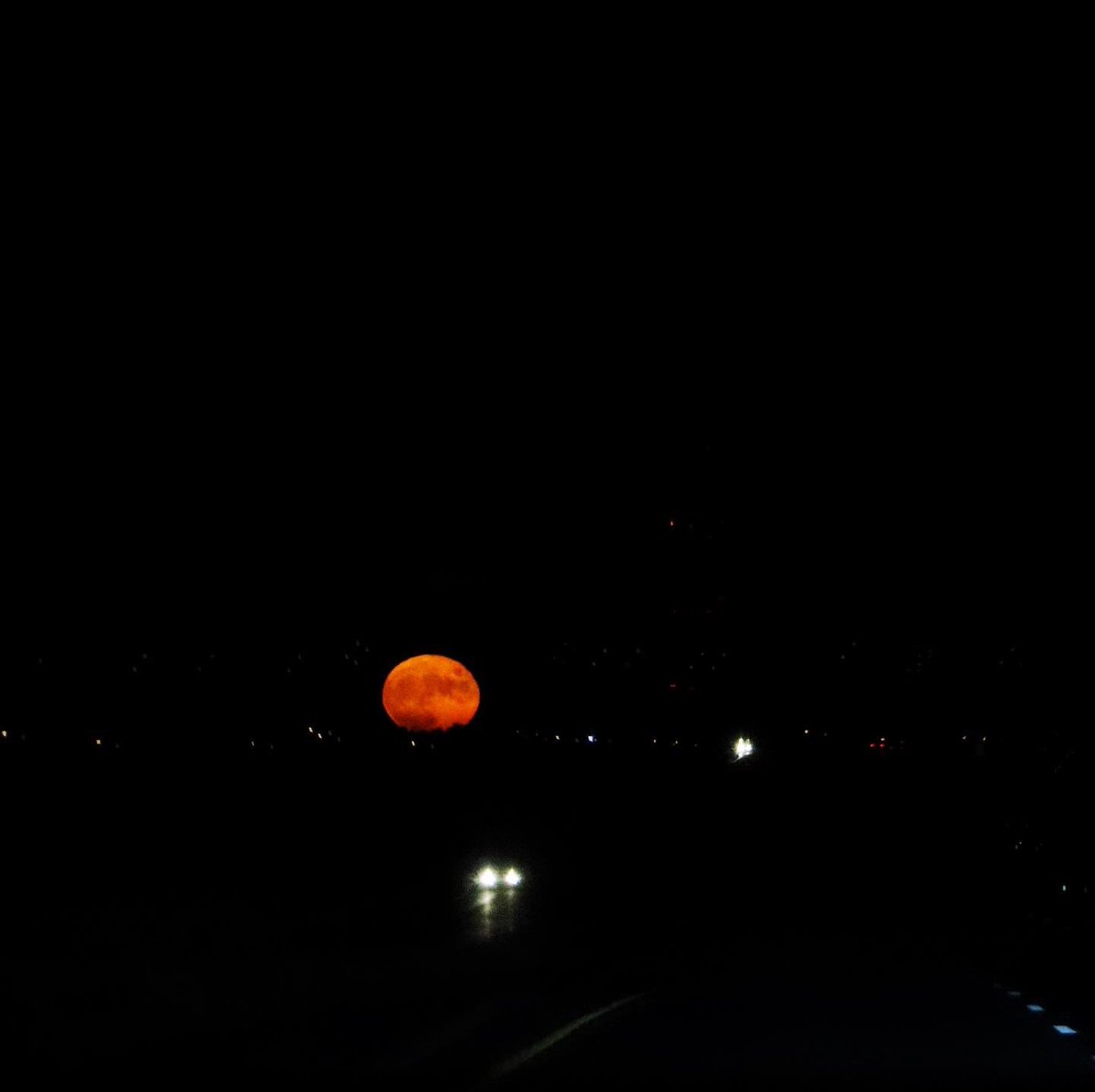 KronosPhoto's tweet image. SUPER MOON 🌕
•
•
•
•
Many paths lead from the foot of the mountain But at the peak We all gaze at the same single bright Moon. 🌙 
•
So blessed to have witnessed the beautiful super moon rise in the horizon,  I feel so lucky to have been able to capture it. :,) 
#supermoon