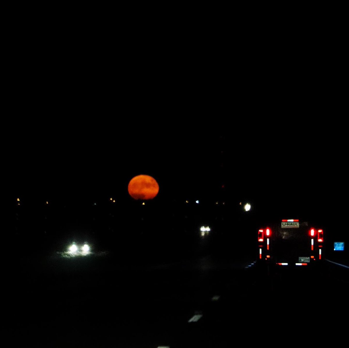 KronosPhoto's tweet image. SUPER MOON 🌕
•
•
•
•
Many paths lead from the foot of the mountain But at the peak We all gaze at the same single bright Moon. 🌙 
•
So blessed to have witnessed the beautiful super moon rise in the horizon,  I feel so lucky to have been able to capture it. :,) 
#supermoon