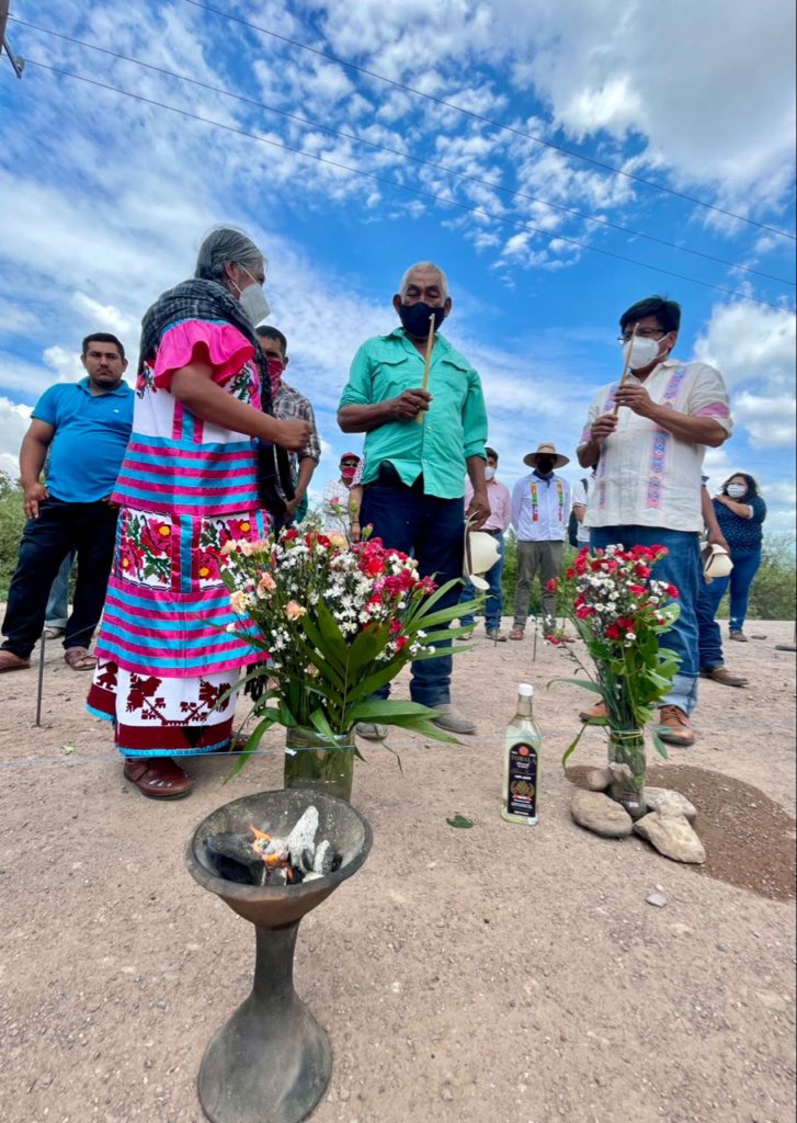 DEELAYUUK's tweet photo. Con una ceremonia tradicional de permiso a la Madre Tierra, inicia la construcción de la carretera de concreto hidráulico que comunicará al pueblo de Torim, Río Yaqui.

Los recursos son administrados por su Gobierno Tradicional y la obra es construida por el propio pueblo. https://t.co/454F6OPqYp