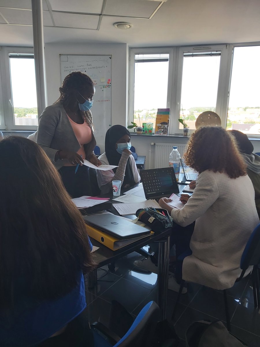 pascalthuillie7's tweet photo. Animation d’ateliers par #poleemploi auprès des #jeunes de l’action CJS (Coopérative Jeunesse de Services) Franco-Allemande dans les locaux de #CAPENTREPRENDRE à #Forbach : valoriser son image,construire un #CV percutant, préparer un entretien et simuler un entretien d’#embauche. https://t.co/BIJs1ZjKGA