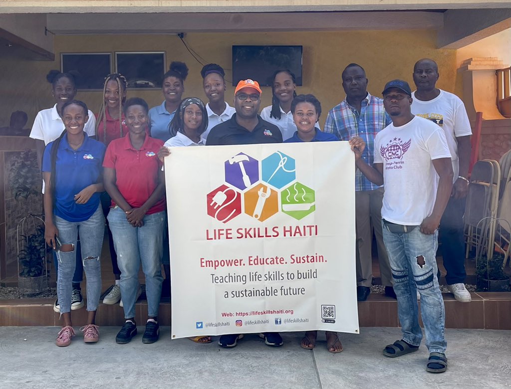 Ekip nou an Nan Camp Perrin koté nou vini akonpayé manman pitit zone lan ki viktim goudougoudou ki sot  fè anpil déga nan gran Sid.    Our team of volunteers is in Camp Perrin assisting single mothers impacted by the recent devastating earthquake #HaitiEarthquake <a href="/gbarrauhaiti/">Gaetan Barrau</a>
