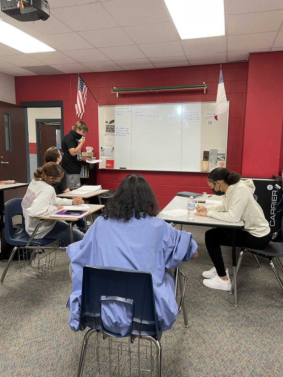 TravisHS_AVID's tweet image. Tutorials are underway in Mr. Franco’s AVID II class! Love seeing AVID students asking questions to help each other get past the Point of Confusion. Way to go!! @THS_Tigers #AVIDWay #AVIDmindset