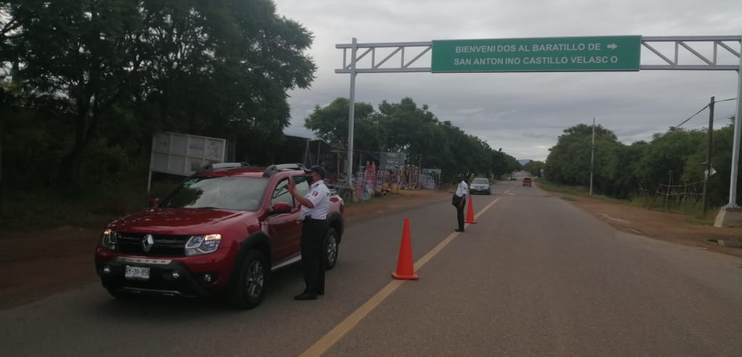 PolVial_GobOax's tweet photo. En carretera 175 a la altura de San Antonino Castillo Velasco, alertamos a las y los conductores de tomar las rutas alternas por afectacion vial en el crucero del aeropuerto. #Ocotlán #Oaxaca

@GobOax @alejandromurat @SSP_GobOax @Heliodoro_hcde @DAVIDANTONIOJIM https://t.co/twwMDs1toP