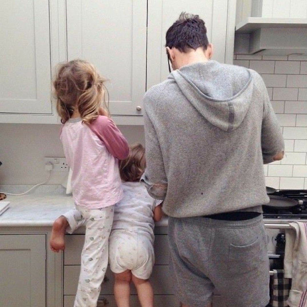 Папа с дочкой на кухне со спины